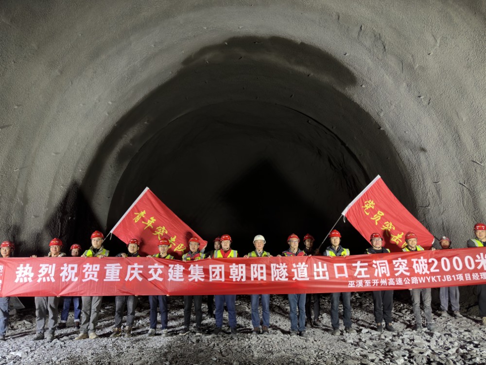 朝阳隧道出口左洞掘进突破2000米-摄影李颖2.jpg