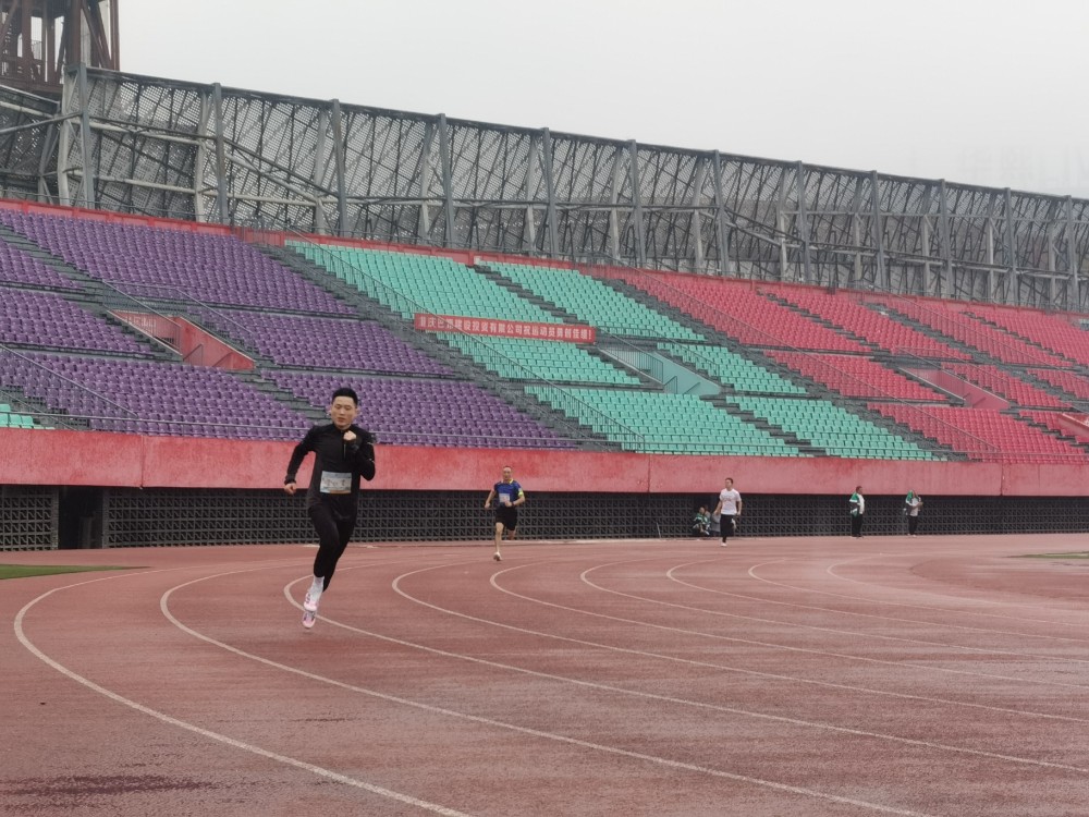 王仕奎（左一）在男子400米比赛中一马当先.jpg